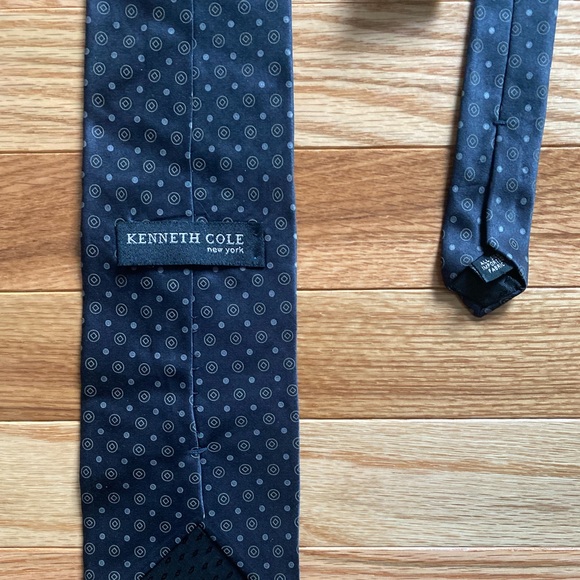 Kenneth Cole Tie - Picture 2 of 3